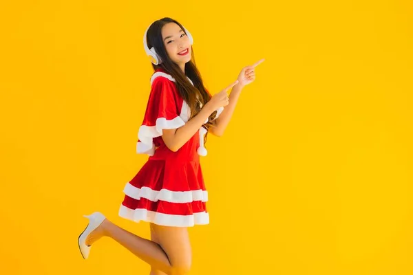 Retrato Bonito Jovem Asiático Natal Roupas Chapéu Ouvir Música Com — Fotografia de Stock