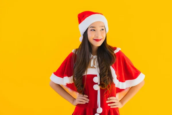 肖像画美しい若いアジアの女性クリスマス服と帽子の笑顔幸せな他のアクションで黄色隔離された背景 — ストック写真