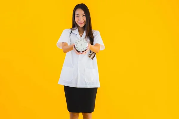 Retrato Hermosa Joven Asiática Médico Mujer Mostrar Alarma Reloj Amarillo —  Fotos de Stock