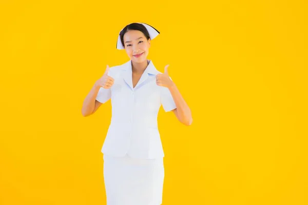 Güzel Asyalı Genç Taylandlı Hemşirenin Portresi Klinikteki Hastanedeki Hastalar Için — Stok fotoğraf