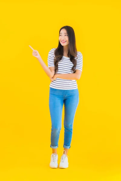 Retrato Bonito Jovem Asiático Mulher Sorriso Feliz Com Ação Amarelo — Fotografia de Stock