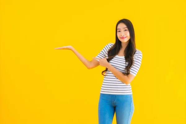 Portret Mooie Jonge Aziatische Vrouw Glimlach Blij Met Actie Geel — Stockfoto