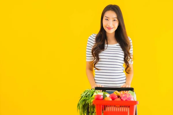 Retrato Hermosa Joven Asiática Mujer Compras Tienda Comestibles Supermercado Carro — Foto de Stock