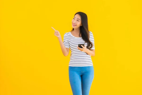 Portret Mooie Jonge Aziatische Vrouw Glimlach Gelukkig Gebruik Smart Mobiele — Stockfoto