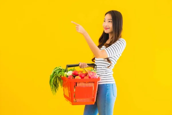 Porträtt Vacker Ung Asiatisk Kvinna Med Livsmedelsbutik Korg Vagn Från — Stockfoto