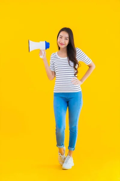 Portret Mooi Jong Aziatisch Vrouw Gebruik Megafoon Voor Contact Spreken — Stockfoto