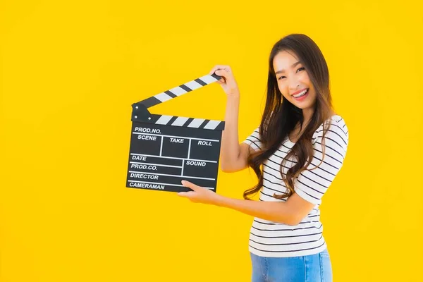 Porträtt Vacker Ung Asiatisk Kvinna Visa Clapper Film Styrelse Gul — Stockfoto