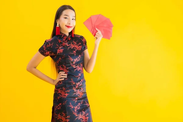 아름다운 아시아 여성의 초상화 파오와 입거나 배경에 개념에 현금이 글자를 — 스톡 사진