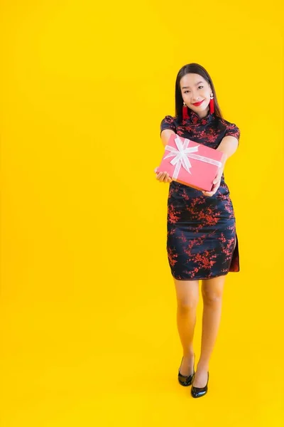 Retrato Bela Jovem Mulher Asiática Usar Vestido Chinês Com Caixa — Fotografia de Stock