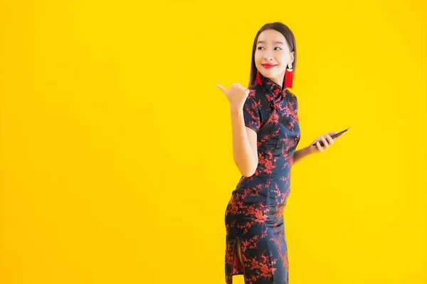 Portret Mooie Jonge Aziatische Vrouw Dragen Chinese Jurk Gebruik Slimme — Stockfoto