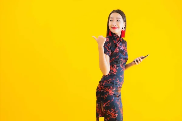 Retrato Bonito Jovem Mulher Asiática Usar Vestido Chinês Usar Telefone — Fotografia de Stock