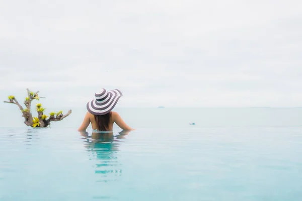 Retrato Hermosa Joven Mujer Asiática Sonrisa Relajarse Ocio Alrededor Piscina — Foto de Stock