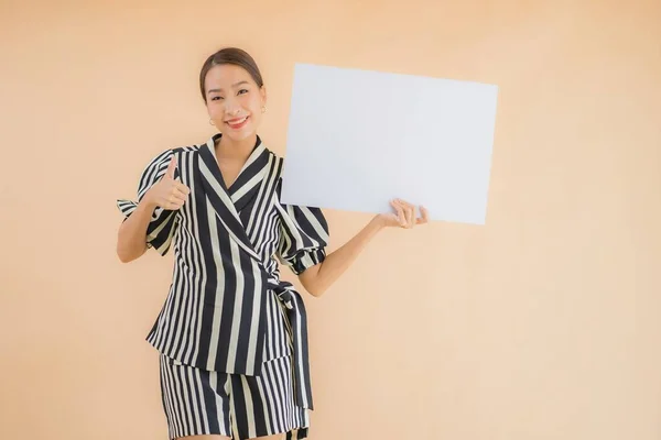 Retrato Bonito Jovem Asiático Mulher Mostrar Vazio Branco Cartaz Papel — Fotografia de Stock