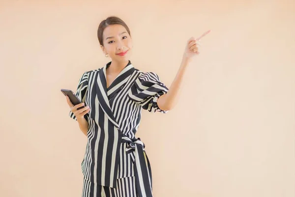 Porträt Schöne Junge Asiatische Frau Mit Smartphone Auf Braunem Hintergrund — Stockfoto