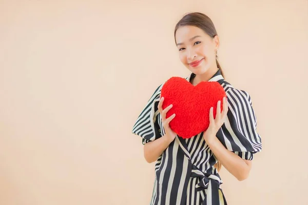 Retrato Bela Jovem Mulher Asiática Com Forma Travesseiro Coração Fundo — Fotografia de Stock