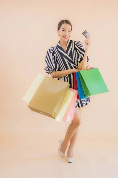 从百货商店买了很多购物袋的漂亮的年轻亚洲女人的画像 — 图库照片