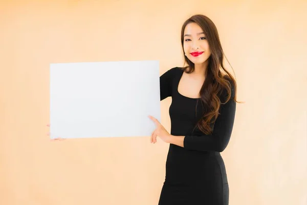 Retrato Hermosa Joven Asiática Mujer Mostrar Vacío Blanco Cartelera Color — Foto de Stock