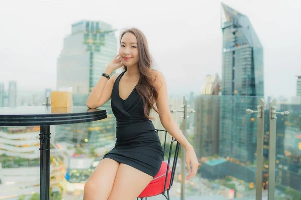 Retrato Hermosa Joven Asiática Mujer Relajarse Disfrutar Restaurante Azotea Alrededor —  Fotos de Stock