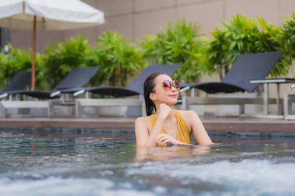 Retrato Bonito Jovem Asiático Mulher Relaxar Lazer Torno Piscina Hotel — Fotografia de Stock