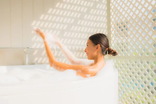 Retrato Joven Asiática Mujer Relajarse Tomar Baño Bañera Para Spa — Foto de Stock