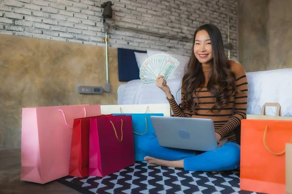 Mujer Asiática Joven Con Teléfono Móvil Inteligente Computadora Portátil Utilizando — Foto de Stock