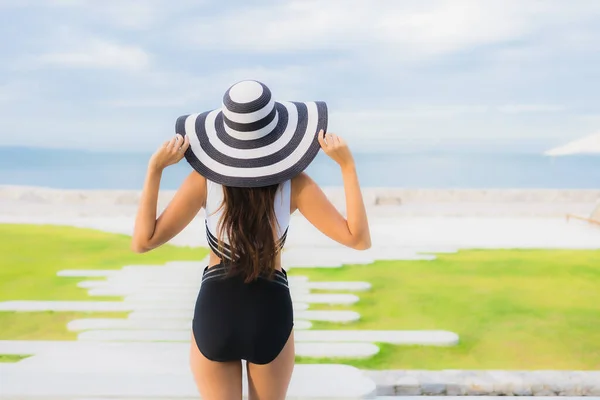 Retrato Bonito Jovem Asiático Mulheres Feliz Sorriso Relaxar Redor Piscina — Fotografia de Stock