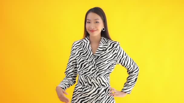 Close Beelden Van Mooie Jonge Aziatische Vrouw Zebra Pak Geïsoleerd — Stockvideo