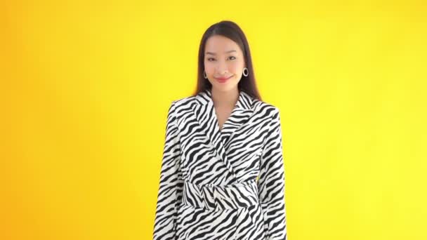 Zbliżenie Materiał Piękny Młody Azji Kobieta Zebra Garnitur Izolowane Żółty — Wideo stockowe