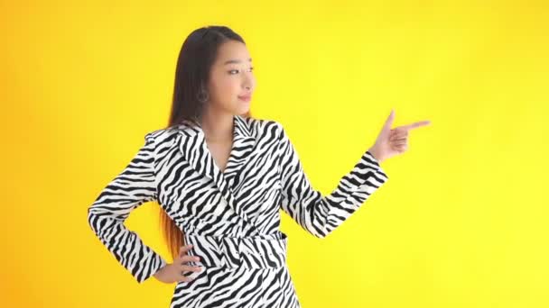 Plan Rapproché Belle Jeune Femme Asiatique Costume Zèbre Isolé Sur — Video