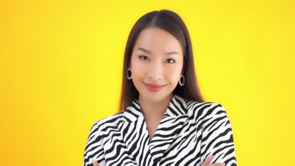 Zblízka Záběry Krásné Mladé Asijské Ženy Zebra Oblek Izolované Žluté — Stock video