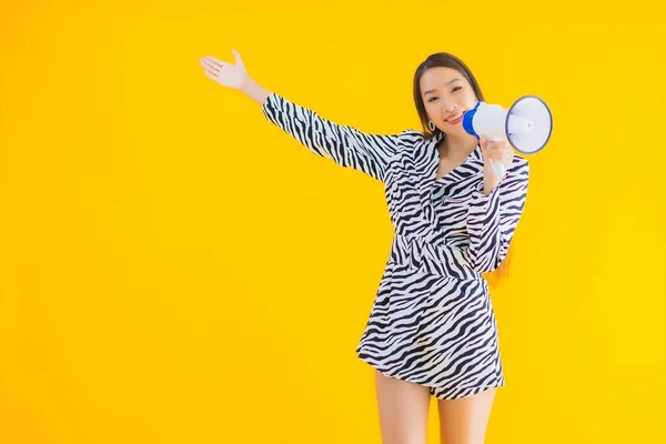 Портрет Красивая Молодая Азиатская Женщина Улыбается Счастливой Мегафоном Желтом Изолированном — стоковое фото