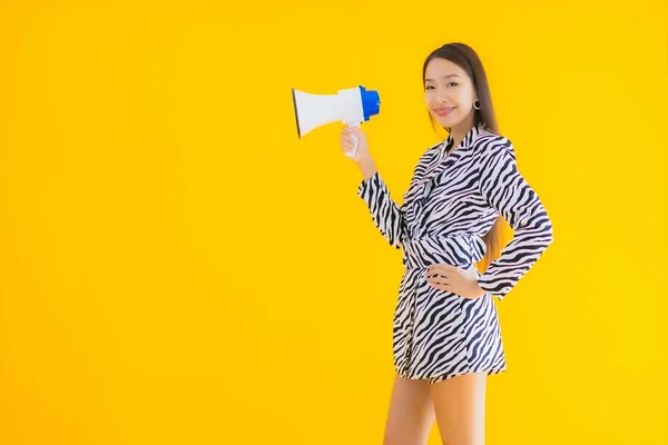 Portret Mooie Jonge Aziatische Vrouw Glimlach Gelukkig Met Megafoon Geel — Stockfoto