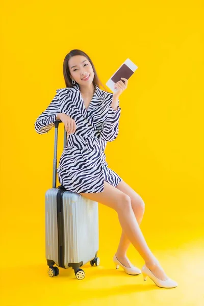 Retrato Hermosa Joven Asiática Mujer Con Viaje Equipaje Pasaporte Tarjeta — Foto de Stock