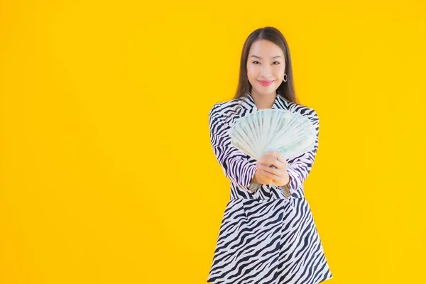 Retrato Bela Jovem Asiática Mulher Com Monte Dinheiro Dinheiro Amarelo — Fotografia de Stock