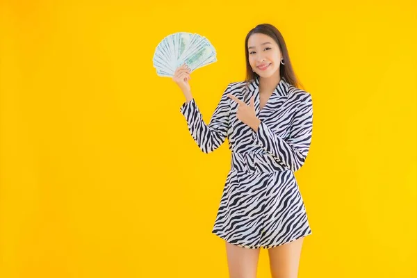 Retrato Bela Jovem Asiática Mulher Com Monte Dinheiro Dinheiro Amarelo — Fotografia de Stock