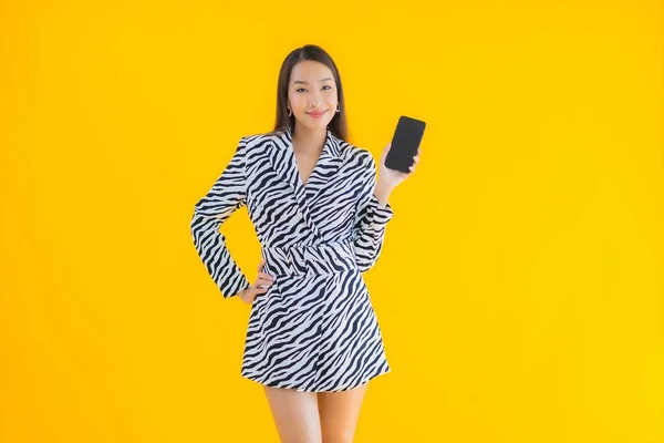 Портрет Красивая Молодая Азиатская Женщина Смартфоном Кредитной Карты Желтом Изолированном — стоковое фото