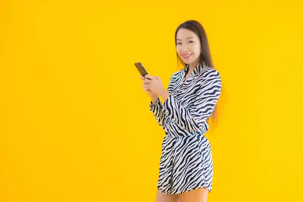 Porträtt Vacker Ung Asiatisk Kvinna Med Smart Mobiltelefon Och Kreditkort — Stockfoto