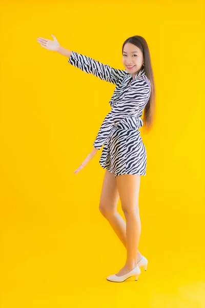 Πορτρέτο Όμορφη Νεαρή Ασιατική Γυναίκα Χαμόγελο Ευτυχισμένη Δράση Κίτρινο Απομονωμένο — Φωτογραφία Αρχείου