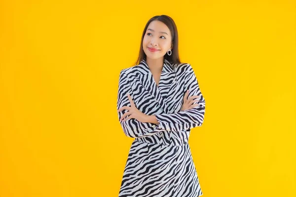 Retrato Bonito Jovem Asiático Mulher Sorriso Feliz Com Ação Amarelo — Fotografia de Stock