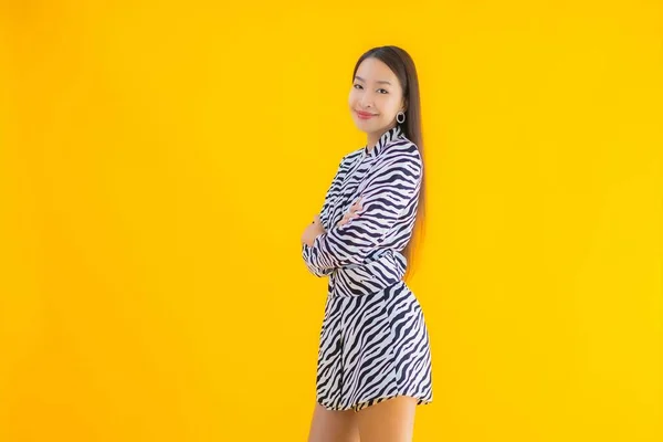 Портрет Красивая Молодая Азиатская Женщина Улыбка Доволен Действием Желтом Изолированном — стоковое фото