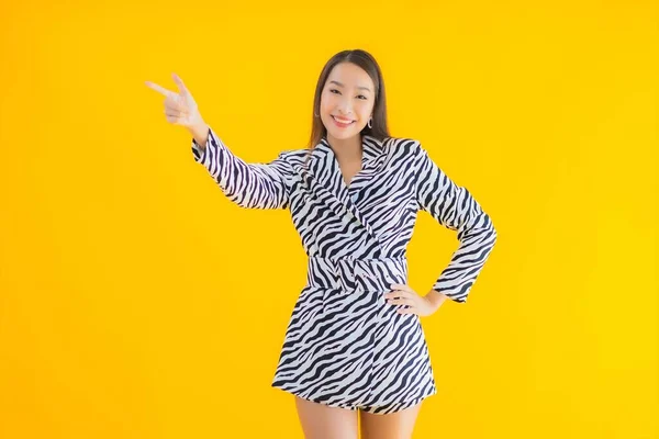 Retrato Bonito Jovem Asiático Mulher Sorriso Feliz Com Ação Amarelo — Fotografia de Stock