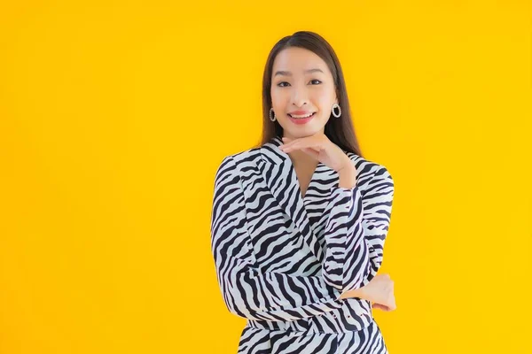 Retrato Hermosa Joven Asiática Mujer Sonrisa Feliz Con Acción Sobre —  Fotos de Stock