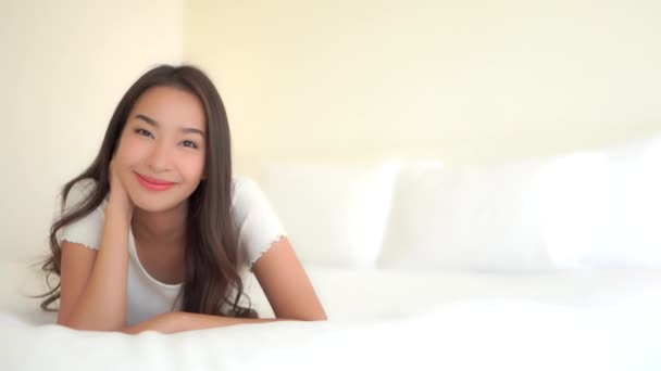 Beeldmateriaal Van Mooie Jonge Aziatische Vrouw Ontspannen Bed Thuis — Stockvideo