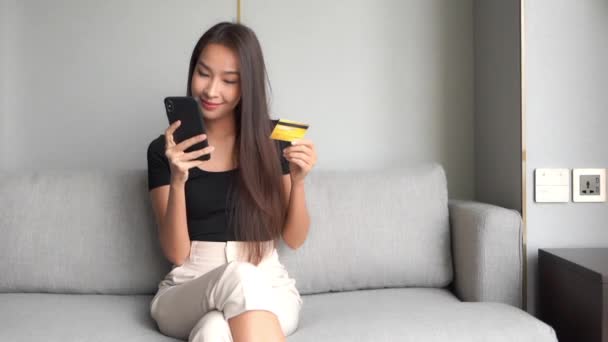 Material Archivo Hermosa Joven Mujer Asiática Utilizando Teléfono Inteligente Casa — Vídeo de stock