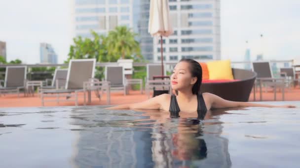 Retrato Hermosa Joven Mujer Asiática Relajarse Alrededor Piscina Complejo Hotelero — Vídeo de stock