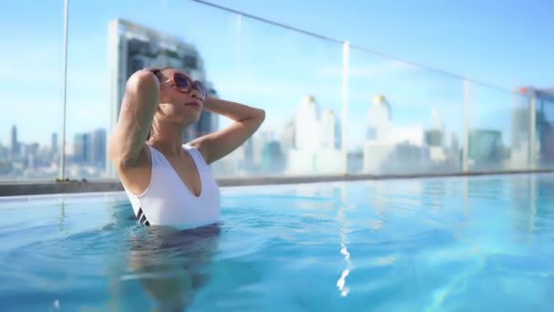 Retrato Hermosa Joven Mujer Asiática Relajarse Alrededor Piscina Complejo Hotelero — Vídeo de stock