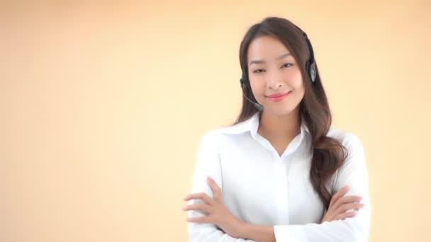 Beeldmateriaal Van Mooie Jonge Aziatische Vrouw Call Center Werknemer Headset — Stockvideo