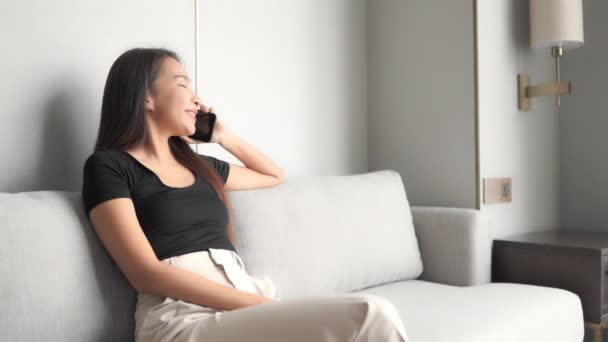 Des Images Belle Jeune Femme Asiatique Parlant Par Téléphone Sur — Video