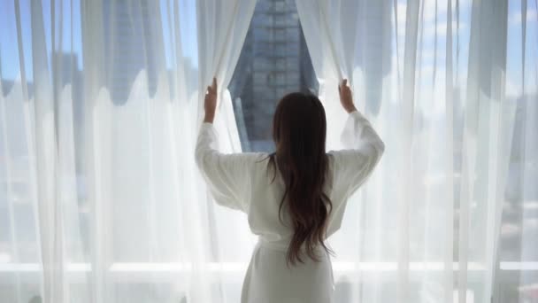 Zdjęcia Pięknej Młodej Azjatyckiej Kobiety Szlafroku Otwieranie Zasłon Hotelu — Wideo stockowe