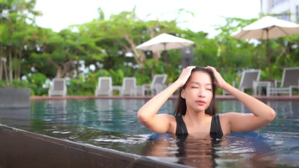 Retrato Bela Jovem Asiática Mulher Relaxar Torno Piscina Hotel Resort — Vídeo de Stock